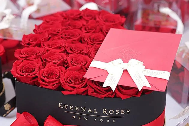 Eternal Roses® Gift Box Grand Chelsea Eternal Rose Gift Box White in Scarlet