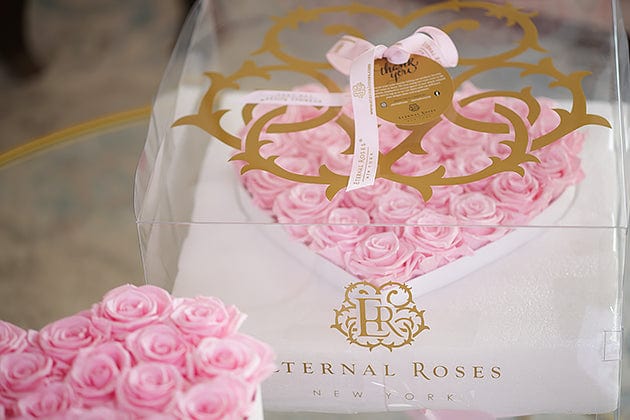 Eternal Roses® Gift Box Grand Chelsea Eternal Rose Gift Box White in Scarlet